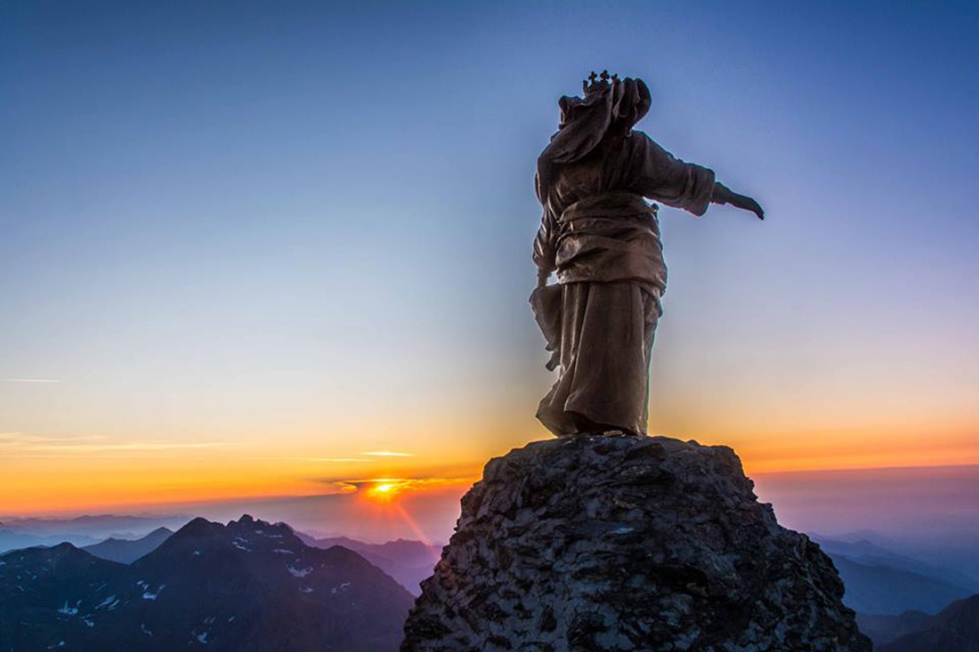 Rocciamelone, la statua della Madonna illuminata dal sole nascente - 20.08.18 #fotodelgiorno di Silvano Gallino